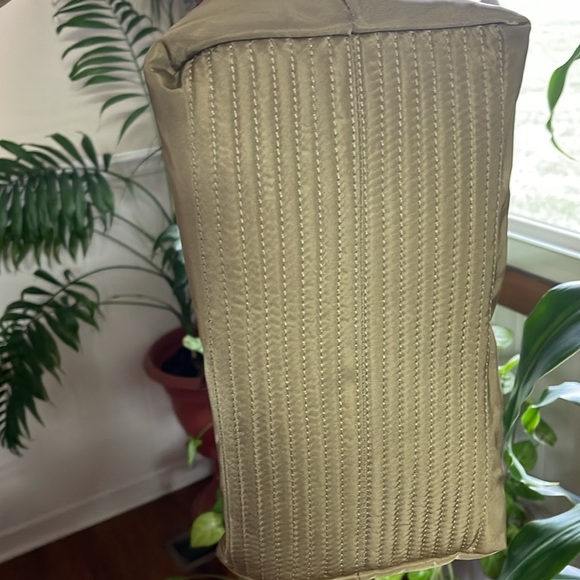 Dooney and Bourke nylon hand bag. - Picture 9 of 10